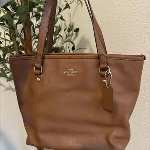 Used but in great condition genuine coach purse!